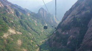 高山间的缆车穿行美景