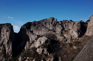 巍峨险峻的壮丽山峰