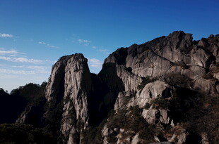 巍峨峻峭的壮丽山峰