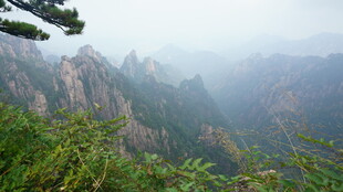 黄山奇峰云雾缭绕美景