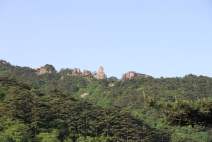 山峦葱郁间的独特景致