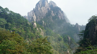 巍峨山峰绿意环绕