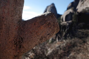 岩石特写与远处山峦