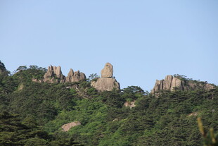 山峦叠翠间的奇特岩石