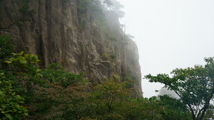 云雾缭绕的陡峭山壁