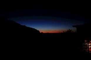 夜幕下的远山与天边微光