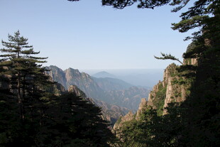 山间美景 远眺壮丽山峦