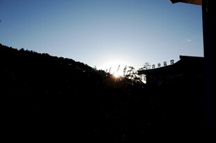 日落时分的建筑与山景