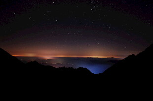 夜幕下的山峦与星空美景