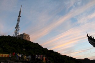 山顶高塔与绚烂晚霞景观