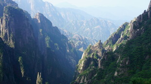 壮丽山景 山谷间的自然奇观