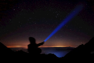 夜空中的激光与观星者