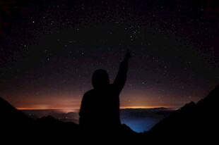 仰望星空的孤独身影