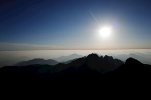 日出时分的壮丽山峦