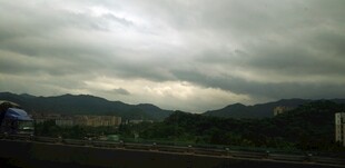 阴云下的山峦景色