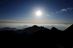 高山云海间的壮丽日出