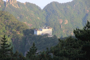 山间隐现的白色建筑