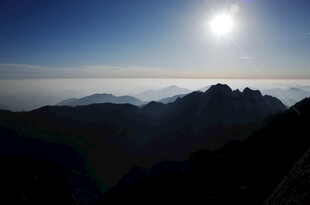 日出时分的壮丽山峦