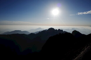 日出时分的壮丽山景