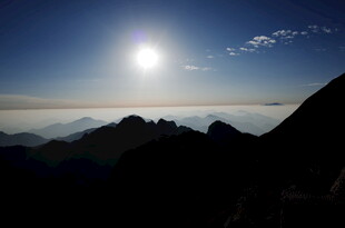 山顶日出壮丽景观