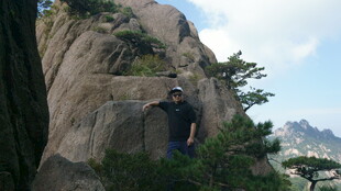 攀岩者挑战陡峭岩石