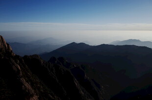 壮丽山景俯瞰云海