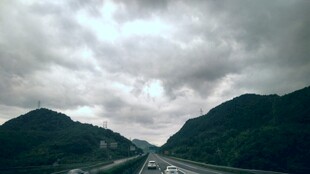 山间公路穿行于阴云之下