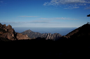 壮丽山景 蓝天映衬轮廓