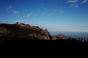 山巅之上的壮阔海景