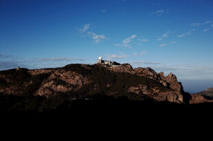 山顶建筑与蓝天美景