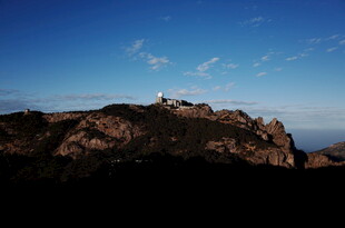 山顶建筑的壮丽蓝天景致