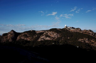 山巅之上的蓝天与建筑