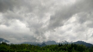 乌云笼罩下的山峦