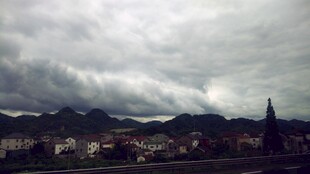 阴天小镇 远山与尖顶建筑