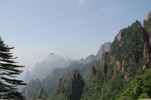 云雾缭绕的壮美山峦