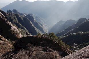 壮丽山景 云雾缭绕的峰峦