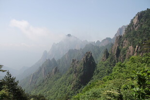 云雾缭绕的壮丽山峦