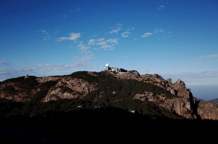 山顶灯塔映蓝天美景