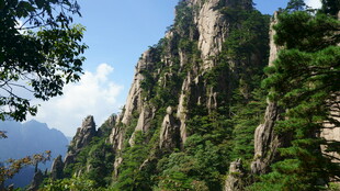 奇峰峻岭间的绿意山色