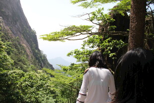 山间徒步者的自然之旅