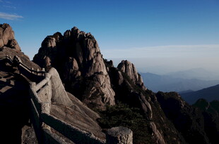 巍峨山峰壮丽景致