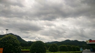 阴云笼罩下的山间景致