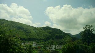 青山白云间的秀丽风光