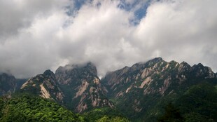 壮丽山峦与天际云朵