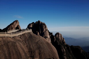 险峻山峰上的蜿蜒栈道