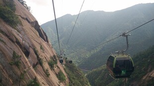 山间缆车穿梭于壮丽景色