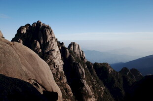 巍峨峻峭的壮丽山峰