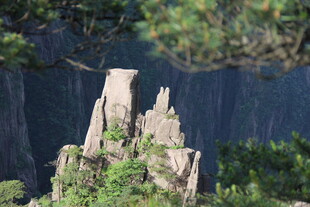 奇幻山林中的神秘石塔