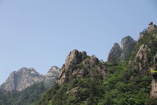 巍峨青山绿意浓