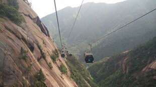 山间缆车穿梭壮丽景色